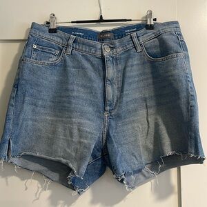 DL1961 distressed jean shorts. Size 29